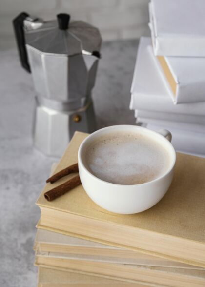 阅读高角度美味咖啡杯上的书组成垂直信息