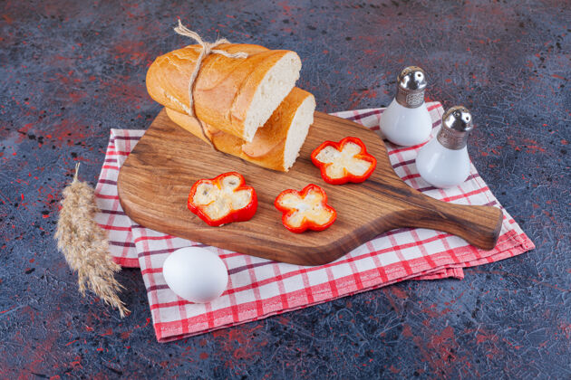 零食新鲜的白面包片放在木板上 还有煮鸡蛋烘焙盐绳子