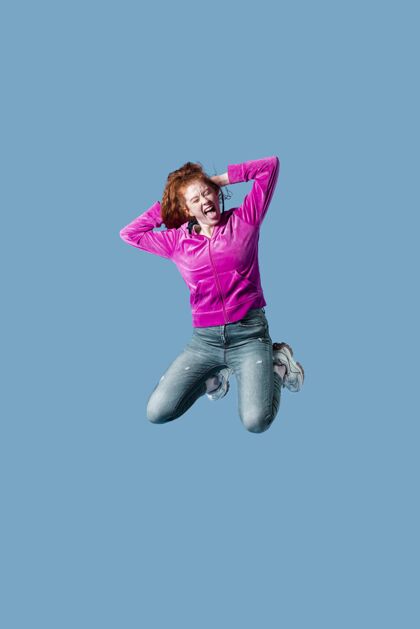跳跃快乐的年轻女子快乐的女人女人肖像
