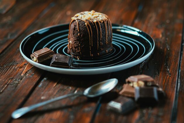 蛋糕木桌上巧克力蛋糕的特写镜头美食庆祝吃