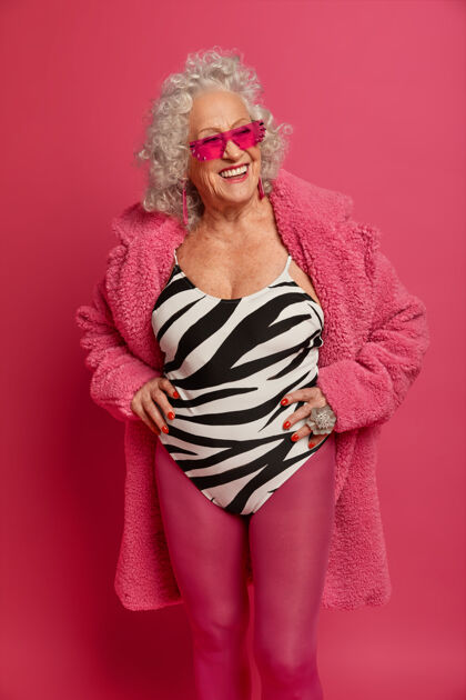 人穿着粉色紧身衣和外套 满脸皱纹的时尚老奶奶的特写照片紧身衣请老年人
