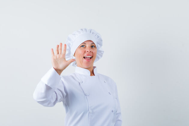 卷发一位身穿白色制服的女厨师展示着手掌 看上去很自信看模型现代