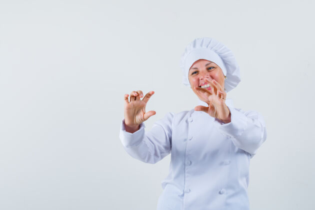 女士穿着白色制服的女厨师摆出一副拍照的姿势 看上去很高兴时尚魅力嘴唇