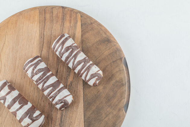 可食用美味的巧克力棒放在木桌上餐美味含糖