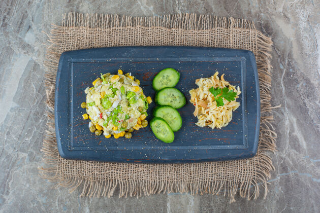 沙拉大理石表面的玉米和豌豆色拉深色板小吃顶视图桌布