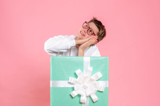 圣诞节正面图：穿着白色衬衫的年轻男性 粉色背景的礼物礼物睡衣年轻男性