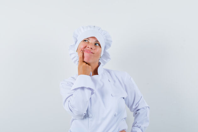厨师一位身穿白色制服的女厨师把手指放在下巴上 看上去犹豫不决模特脸下巴