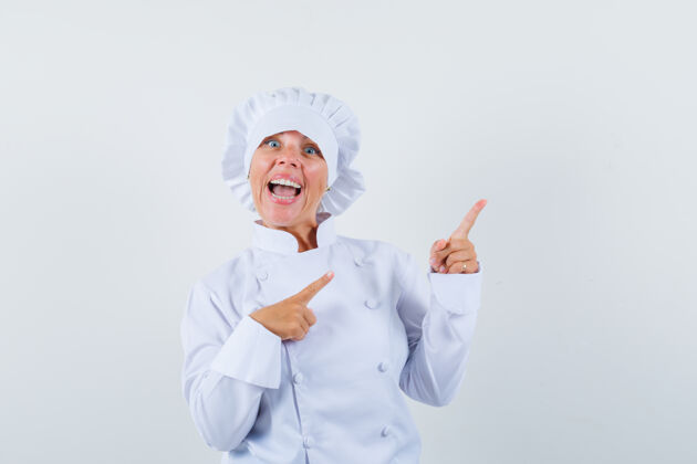 制服一位身穿白色制服的女厨师指着右上角 看上去很活泼卷发休闲乐趣