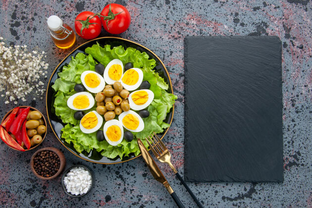 餐厅俯瞰美味的鸡蛋沙拉与西红柿和橄榄在光的背景橄榄菜美食