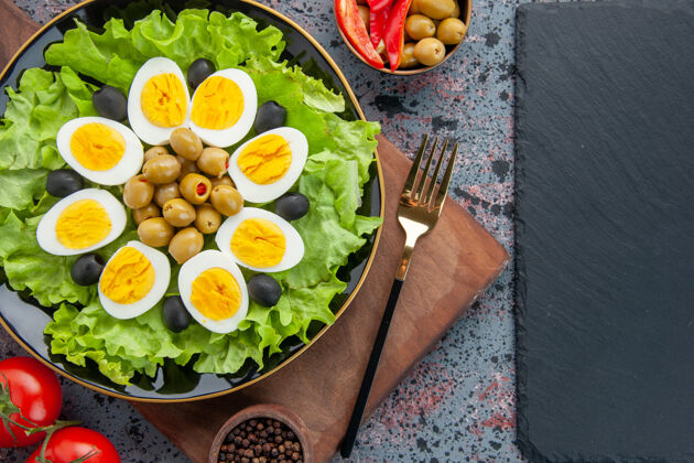 蔬菜顶视图鸡蛋沙拉 绿色沙拉和橄榄 背景色浅水果光健康
