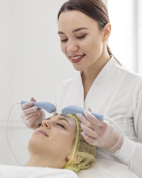 治疗在美容诊所做面部护理的女人面部护理美容师美容院
