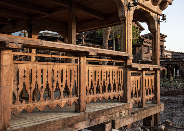 桥一座大木屋的木雕栏杆栏杆木头保险杠