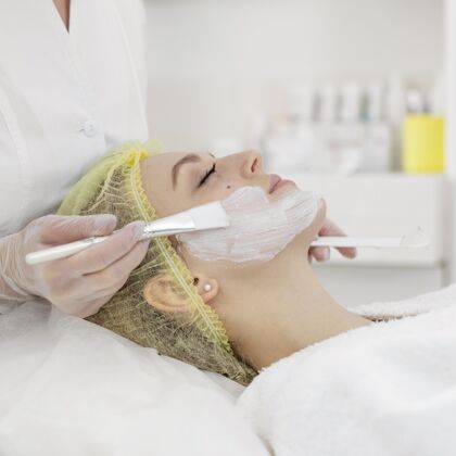 女性在美容诊所做面部护理的女人治疗化妆品客户