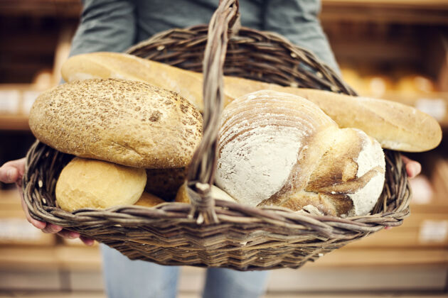 硬皮装满烤面包的篮子有机零售面包