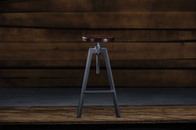 金属木质背景上的高脚凳杯子椅子酒吧