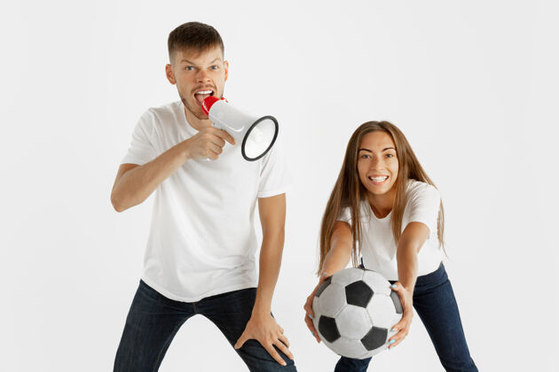 夫妇美丽的年轻夫妇的肖像足球或足球迷在白色工作室肖像衬衫奇迹