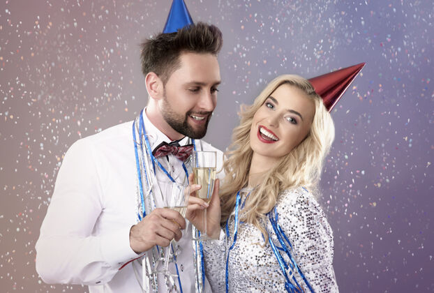 香槟一对年轻夫妇在庆祝新年前夜除夕夜新年拥抱