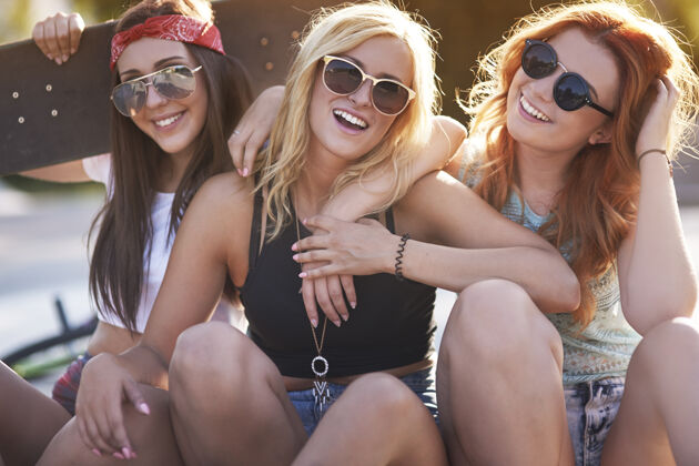 爱好年轻女子在滑板公园共度时光微笑女孩滑板公园