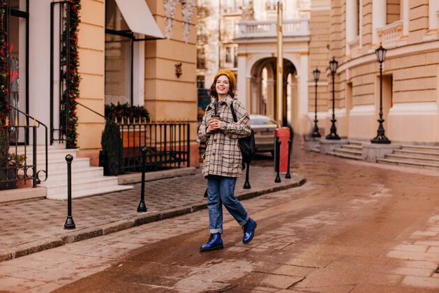 年轻人女学生在市中心行走的全幅肖像穿蓝鞋的女人乐趣咖啡时尚