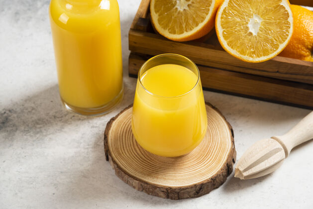 刷新一杯装在木板上的鲜橙汁吃水果鸡尾酒