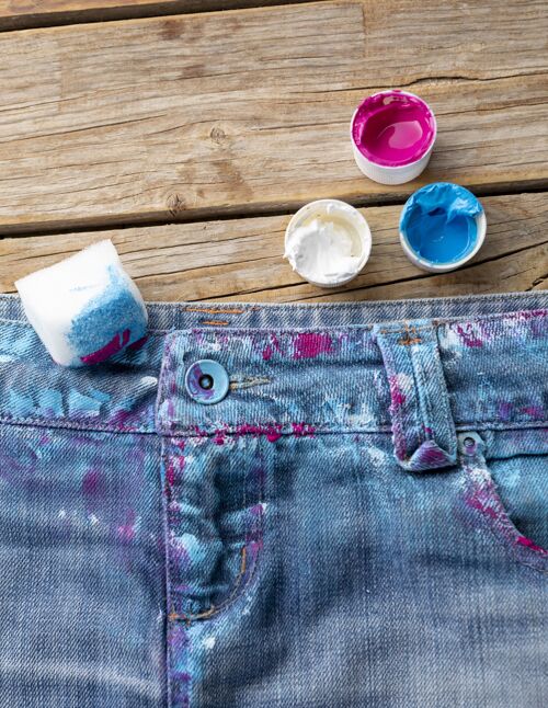 项目顶视图彩色牛仔裤与油漆创意Diy元素