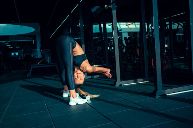 运动员冷静年轻肌肉发达的高加索女子在健身房练习举重运动女模特做力量练习 训练她的上半身 下半身健康 健康的生活方式 健美年轻力量健康