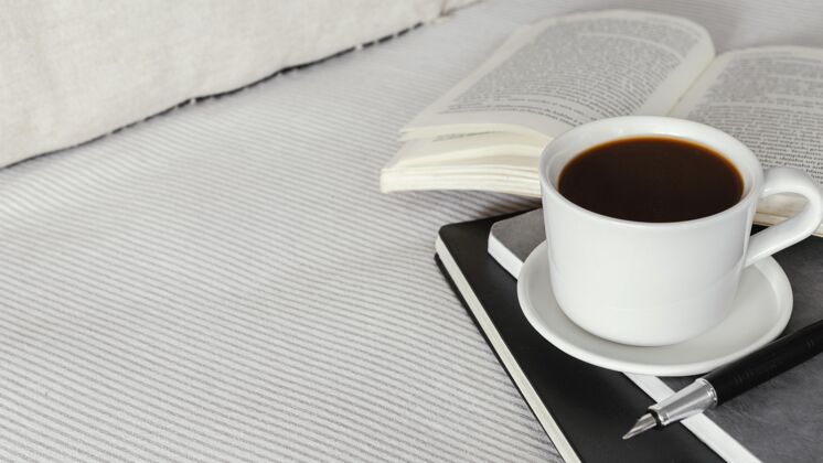 食物高角度咖啡杯和书咖啡分类菜