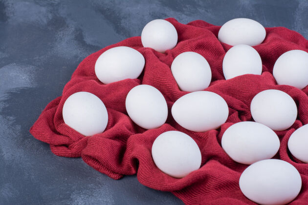 盘子在一块红桌布上隔离的白鸡蛋晚餐咖啡馆厨房