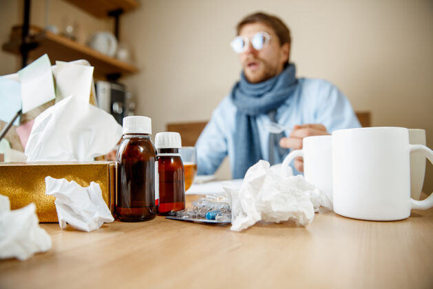 疾病办公室里拿着药的病人流感疾病健康