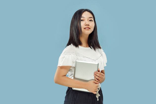 年轻韩国年轻女子的半身肖像在蓝色工作室肖像成功女性