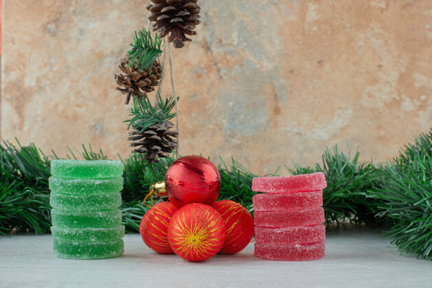 果酱绿色和红色的糖果酱红色圣诞球大理石背景高品质的照片美味绿色可食用