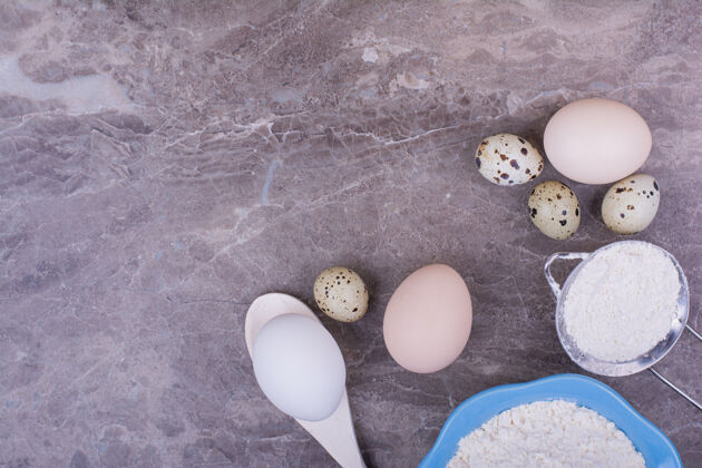 健康有机鸡蛋和一杯面粉在石头上烹饪甜点喜悦