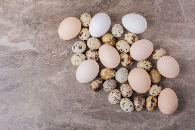 美味石头上有鸡和鹌鹑蛋面粉地壳健康