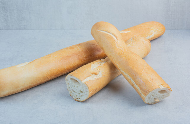 美味大理石背景上的三个面包高质量的照片法式面包面包房食品