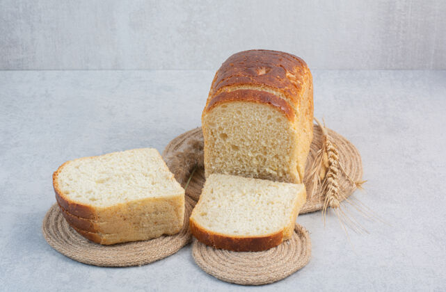 烘焙新鲜面包片大理石背景高品质的照片面包谷类传统