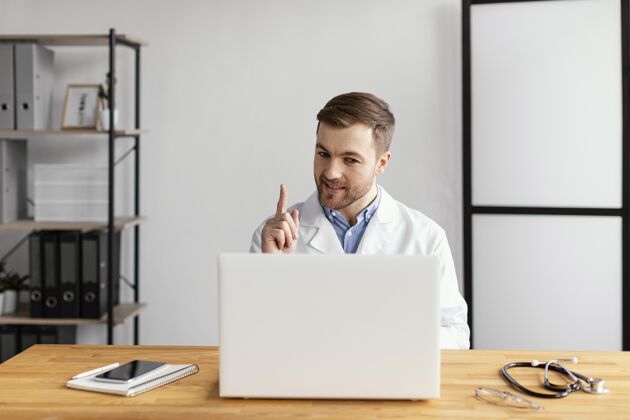 男性中枪笑脸医生工作健康设备笔记本电脑