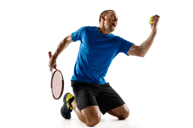 尖叫一个英俊的男子网球运动员的肖像 庆祝他的成功隔离在一堵白色的墙上人类的情感 赢家 运动 胜利的概念网球手比赛