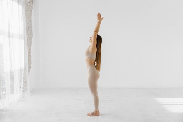 私人教练一条腿站着的全速射击的女人运动活跃瑜伽