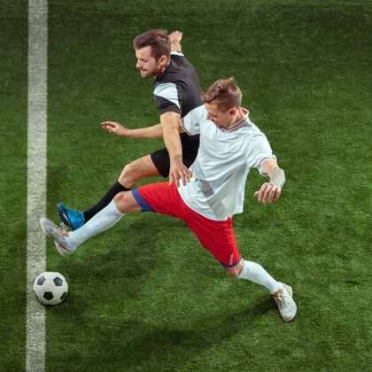 冠军足球运动员在绿草墙上抢断球职业男子足球运动员在体育场运动适合在比赛中跳跃 跳跃 移动的男子小伙子球员踢