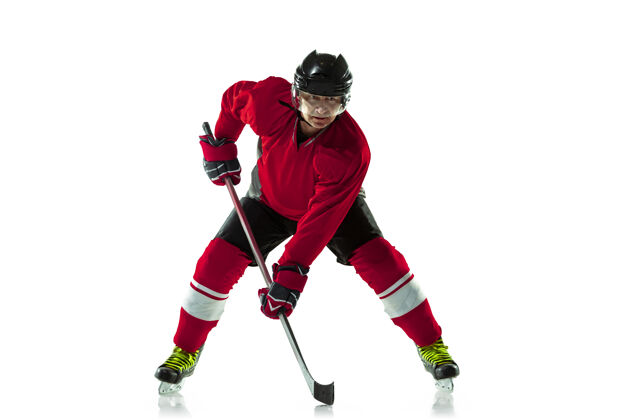 快速领队冰球场和白墙上有棍子的男性冰球运动员运动员穿着装备和头盔练习运动的概念 健康的生活方式 运动 运动 动作装备专业比赛