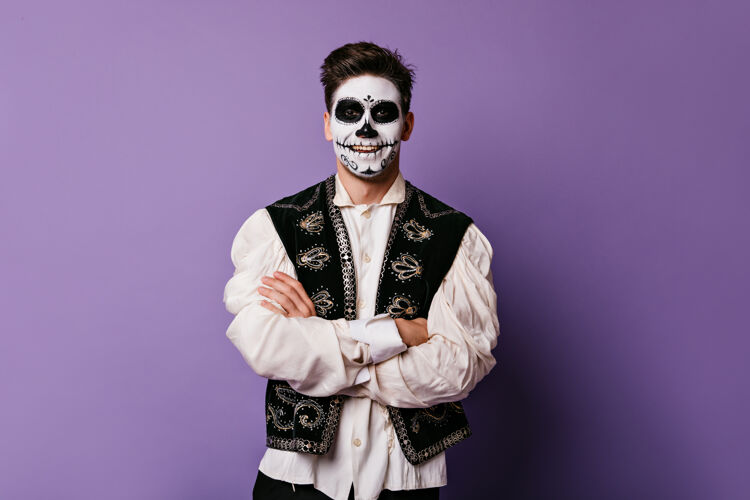 传统身着传统服装的墨西哥人微笑着淡紫色墙上的男人肖像音乐化妆舞会幽灵