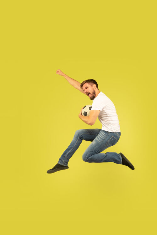 连接黄色背景上孤立的快乐跳跃人的全长肖像穿着休闲服的白人男模电话运动显示