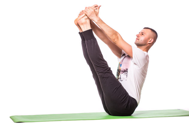 强壮男人把瑜伽隔离在白色的背景上运动员瑜伽体位法