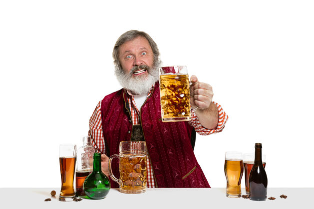鸡尾酒高级专家男酒吧招待拿着啤酒在工作室里隔离在白色啤酒节国际男性