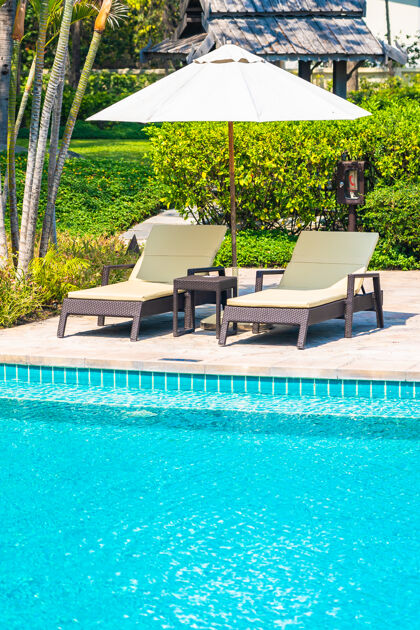 热带户外游泳池 带海边沙滩 伞和椅子 适合休闲旅游度假景观度假村豪华