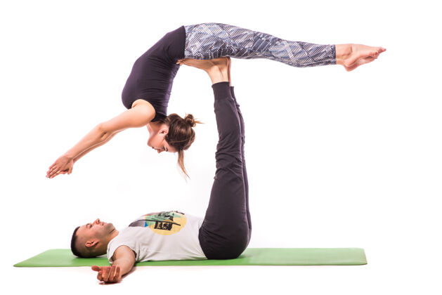 男性年轻健康的夫妇在瑜伽姿势隔离在白色背景健身夫妻减肥