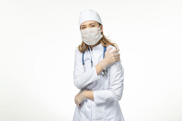 医疗正面图女医生穿着医疗服 戴着口罩和手套 因冠状病毒在疼痛中轻染白壁病大流行冠状病毒浅白色套装正面