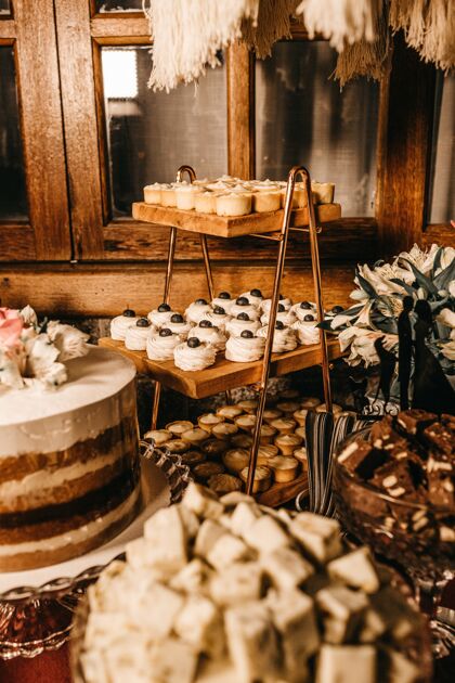 装饰垂直拍摄的一张甜点桌 灯光下有各种美味的糕点小吃美食自制