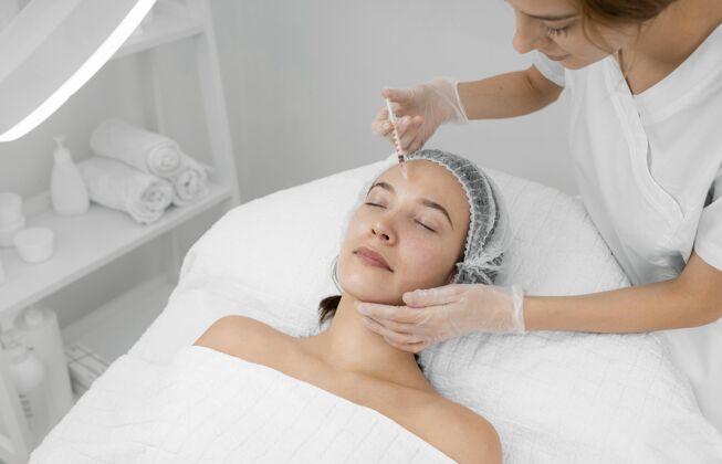治疗美容师在美发厅为女性客户注射填充物女人美容治疗女人