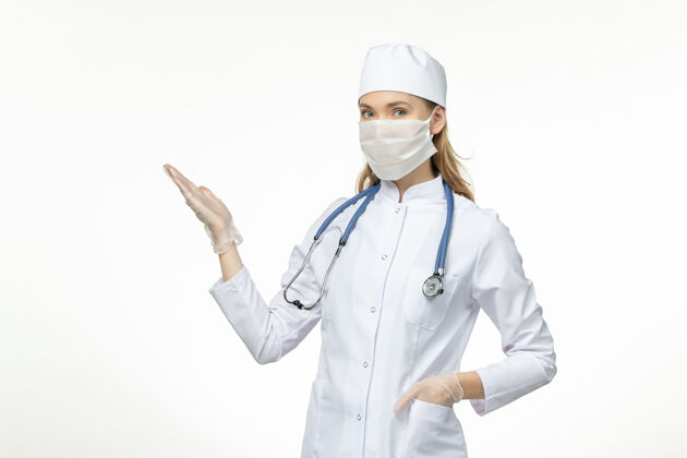 护士正面图女医生身穿医疗服戴口罩因冠状病毒轻白壁病冠状病毒-大流行性病毒病灯光女性冠状病毒预防